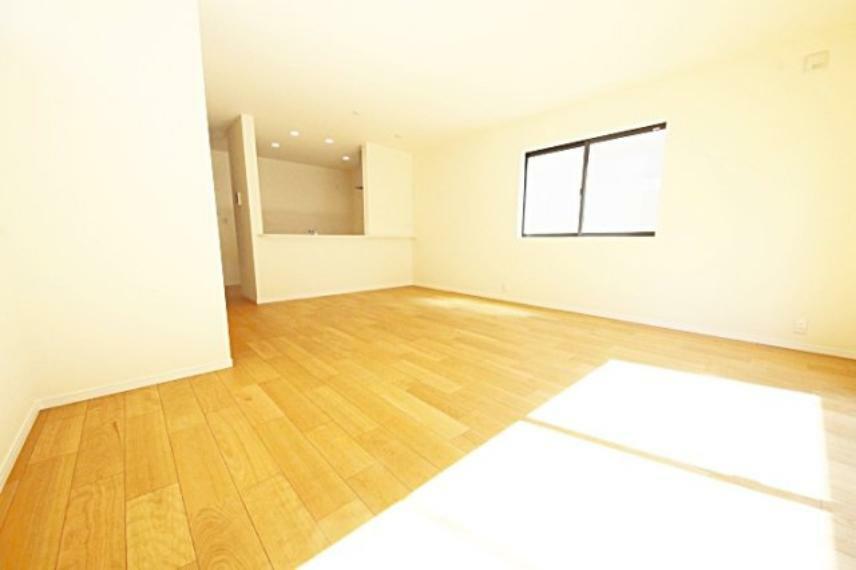 居間・リビング LDKは約18.75帖、窓から差し込む明るい光に包まれる空間