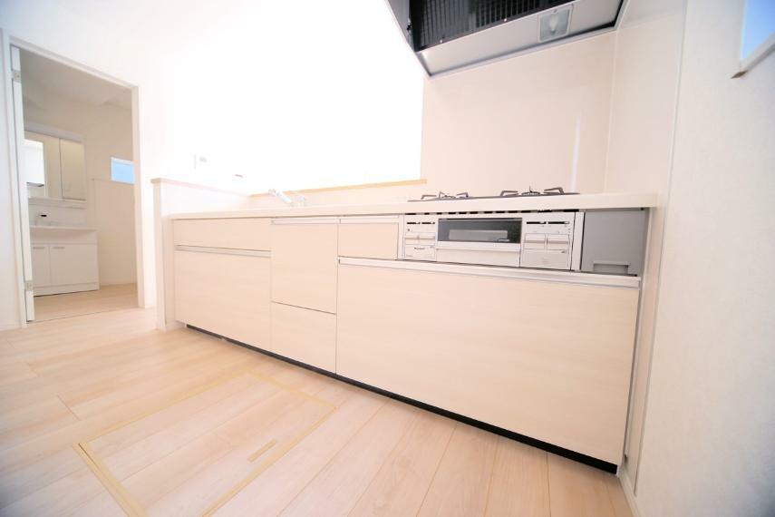 ダイニングキッチン 食器洗い乾燥機付きのシステムキッチンで、家事がはかどりますね！