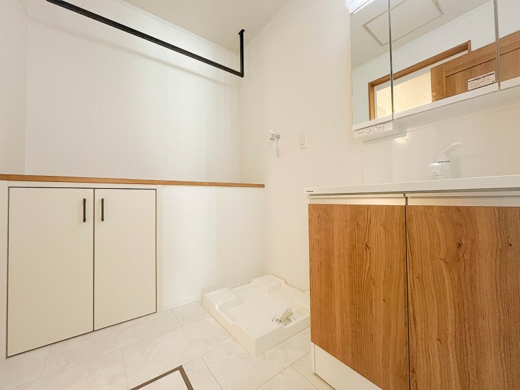 脱衣場 【Powder room】 （E号棟）脱衣所、洗面所は小さなプライベートスペース。歯磨き、洗顔と毎日施す個人空間。