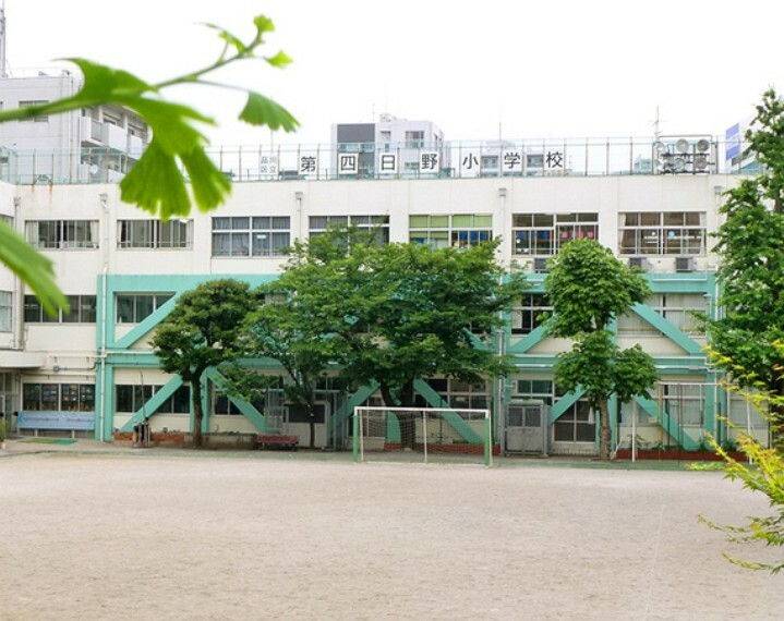 小学校 通学路は穏やかな住宅街の中の道なので、お子さんの通学も安心。