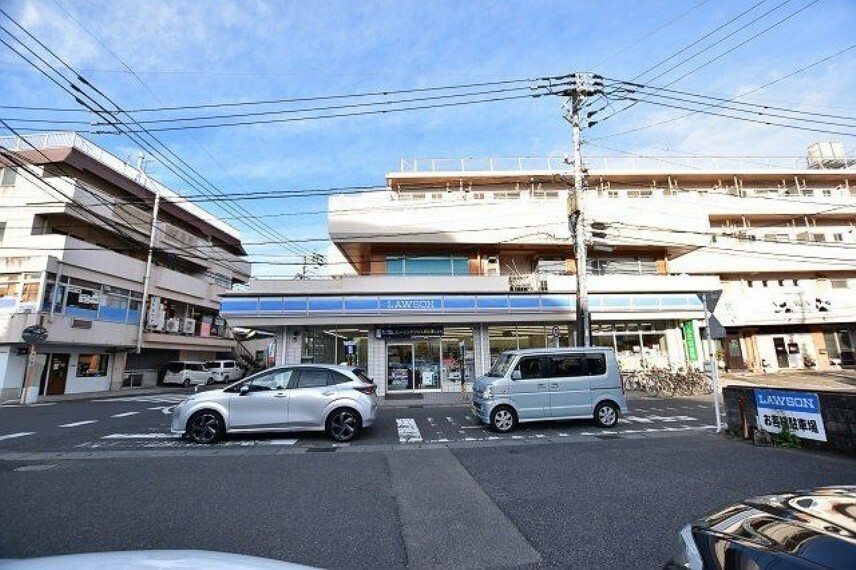 コンビニ ローソン唐湊四丁目店【ローソン唐湊四丁目店】鹿児島市唐湊4丁目にあるコンビニです。設備・サービス　駐車場あり、ATM、マルチコピー機、Wi-Fiなど