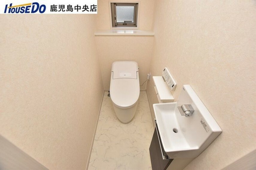 トイレ 【1階トイレ】タンクレスのトイレに温水洗浄便座機能付き！手洗い器付きです