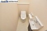 トイレ 【1階トイレ】タンクレスのトイレに温水洗浄便座機能付き！手洗い器付きです
