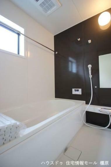 浴室 足を伸ばしておくつろぎ頂ける1坪サイズ。浴室乾燥機・追い焚き機能を完備しております。