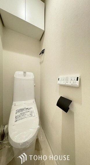 「リフォーム済み温水洗浄便座付きトイレ」トイレは快適な温水洗浄便座付です。清潔感のあるホワイトで統一しました。いつも清潔な空間であって頂けるよう配慮された造りです。