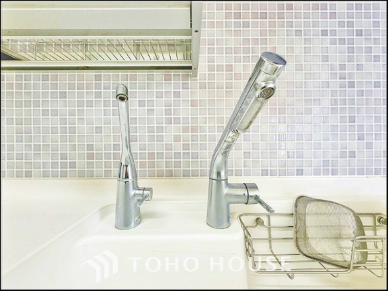 ダイニングキッチン クリアな水が毎日使え、見た目にもスマートな浄水器を完備した水栓です。