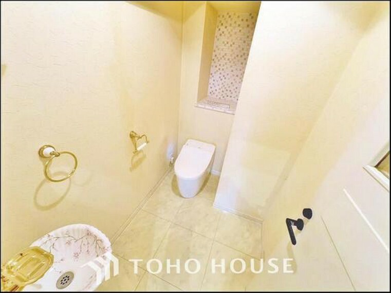 トイレ シンプルに清潔感のあるホワイト色。トイレはタンクレスで広く開放感も感じる空間を演出しております。いつも清潔な空間へ。