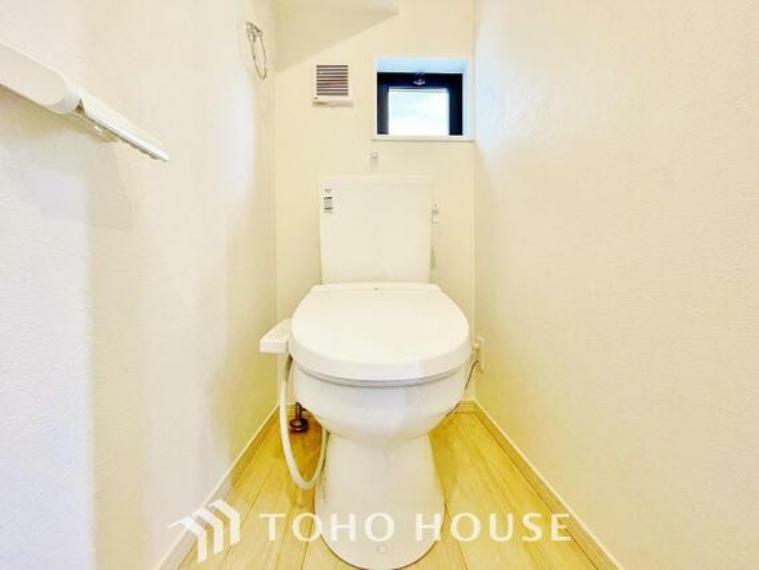トイレ 白で統一された清潔感のあるトイレ。もちろん温水洗浄機能付きです。