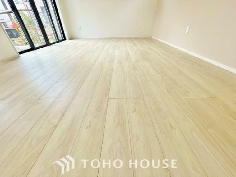 構造・工法・仕様 床をフローリングにすることで、お洒落かつ木目の温かみを感じる落ち着いた空間へと仕上げる事ができます。