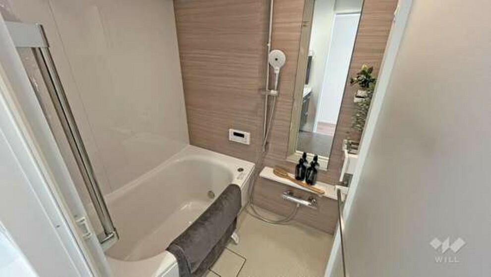 浴室 浴室。2023年12月にユニットバスが新調されており、気持ちよくお使い頂けます。木目調の落ち着いたデザインがおしゃれです。