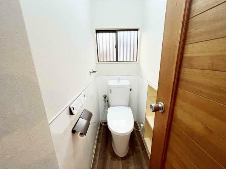 トイレ 収納棚がついた1階トイレです。