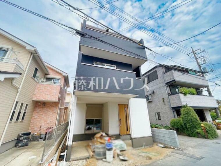 現況外観写真 外観　【新座市新堀1丁目】 見学はしたいけど、なかなか時間が取れない・・・そんな方に出勤前や仕事終わりにマイホームを見学できるサポートをいたします。