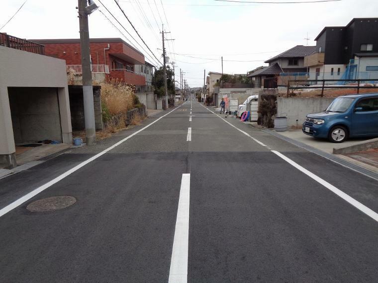 前面道路が広く駐車も楽々