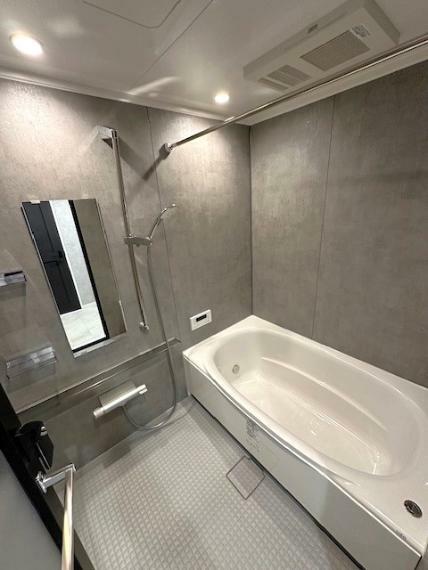 浴室 浴室はLIXILリノビオVシリーズを採用。ボリュームのある浴び心地と節水効果のあるエコアクアシャワーを設置。