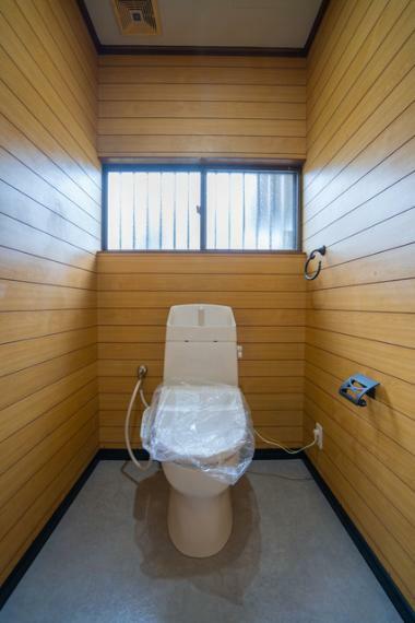 トイレ 窓付きで換気がしやすいトイレ！収納スペースもあります。