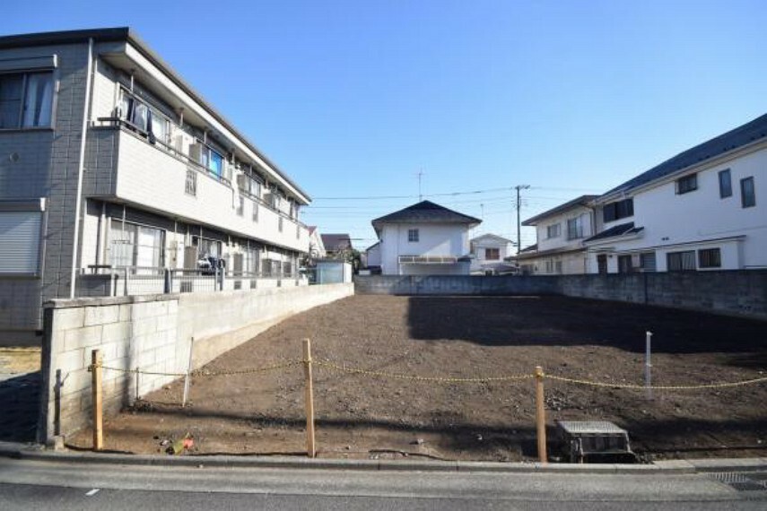 現況写真 ■広々間口で車庫入れもラクラク