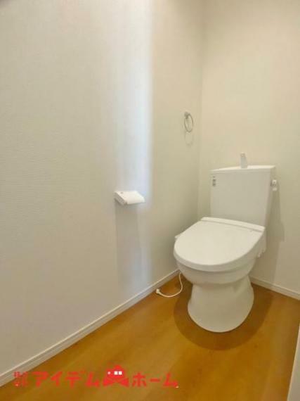 トイレ 節水型でエコなトイレには、今では当たり前のウォシュレット付き。便座を温める機能もついていて、居心地良くてトイレから出られなくなるかも！