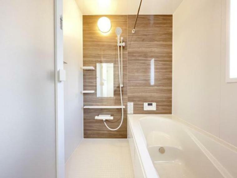 （浴室）窓付きのバスルームは、採光もあり明るく気持ちの良い空間です。気候に合わせて快適な入浴タイムをお過ごし出来る浴室暖房乾燥機付き！