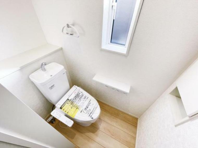 （トイレ）トイレットペーパー・芳香剤もスッキリと収められるニッチ付きの明るいトイレ空間！