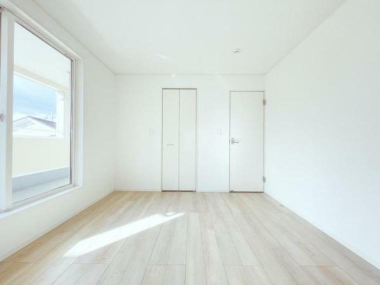 （2階洋室）お好みの家具は色々置ける、シンプルな室内！