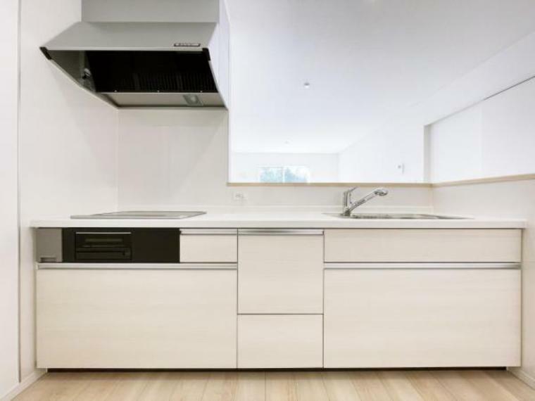 （キッチン）ご家族みんなで調理ができるスペースを実現した空間。収納も取り出しスムーズで使いやすいスライド式です！