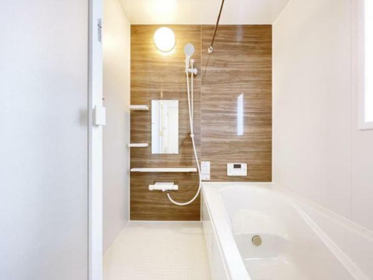 （浴室）窓付きのバスルームは、採光もあり明るく気持ちの良い空間です。気候に合わせて快適な入浴タイムをお過ごし出来る浴室暖房乾燥機付き！