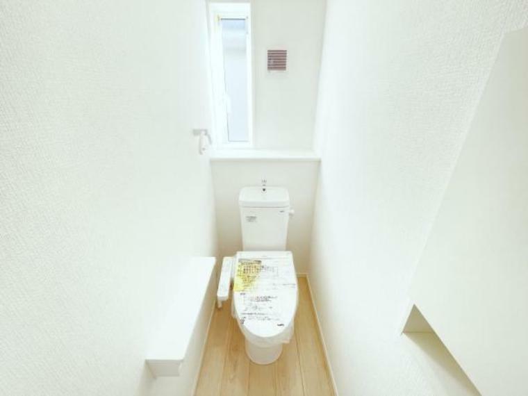 （トイレ）トイレットペーパー・芳香剤もスッキリと収められるニッチ付きの明るいトイレ空間！