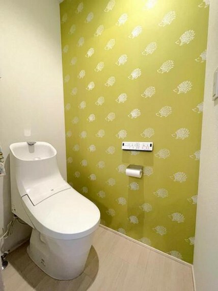 トイレ 2階トイレは遊び心を交えたハリネズミの壁紙