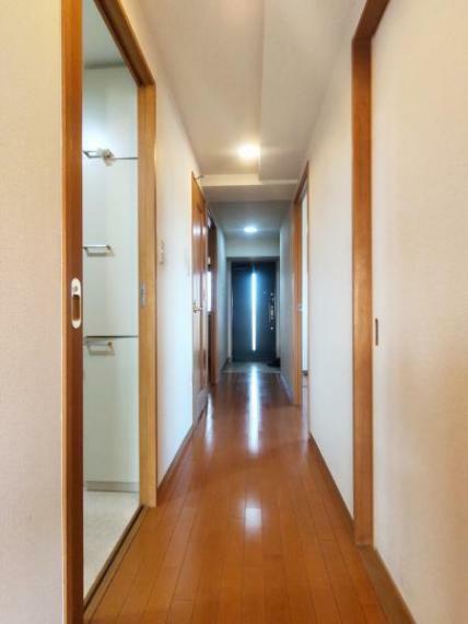 【リフォーム中】廊下　クロス張替え、床クリーニング、照明器具交換。照明と玄関からの光で明るい印象の廊下です。