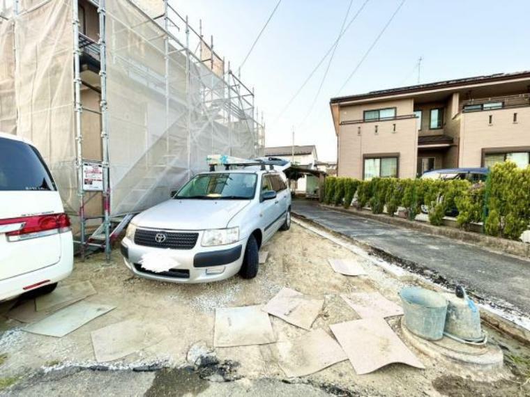 駐車場 【リフォーム中4月13日撮影】駐車スペースは3台分確保（車種によります）。複数台お車を所有されている方にもおすすめです。