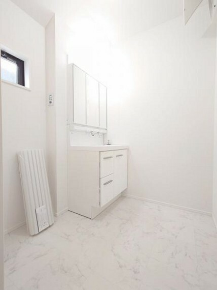 清潔感のある白で統一された洗面室！