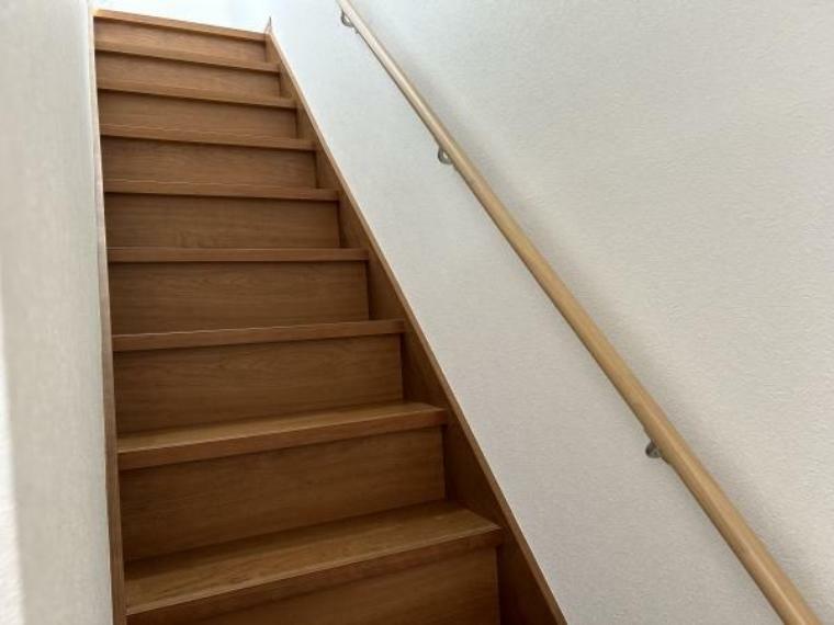【階段】リフォーム済み。階段は一度解体してやり替えました。踏み板の高さもゆったりしてます。