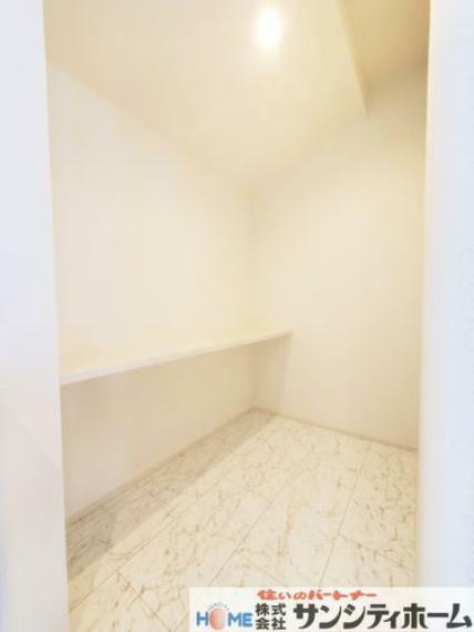 ランドリースペース 洗面室奥にカウンター付きのスペース。奥様の家事スペースや収納スペースとしても便利ですね。