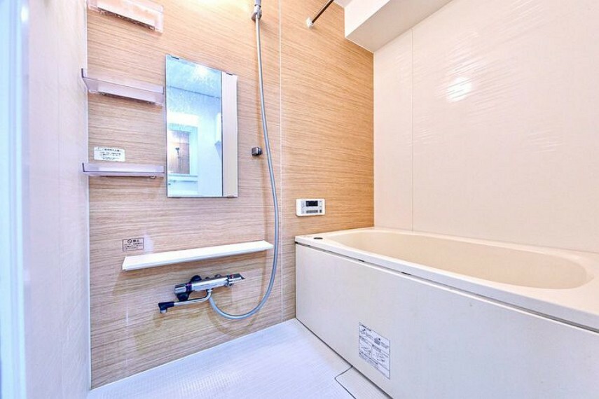 浴室 【浴室】お湯張りや追焚き、湯量・温度の調節など、ワンタッチでできるオートバス。水はけの良い床は浴室を清潔に保ちやすく、お掃除もしやすいですね