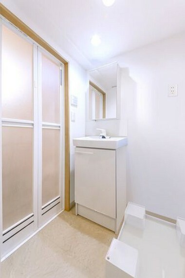 【洗面室】シンプルな洗面台は身支度がはかどります。※画像はCGにより家具等の削除、床・壁紙等を加工した空室イメージです。