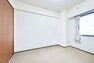 洋室（1）　クローゼットを備えた収納力あるお部屋です。画像はCGにより床・壁を加工し家具等を削除した空室イメージです。