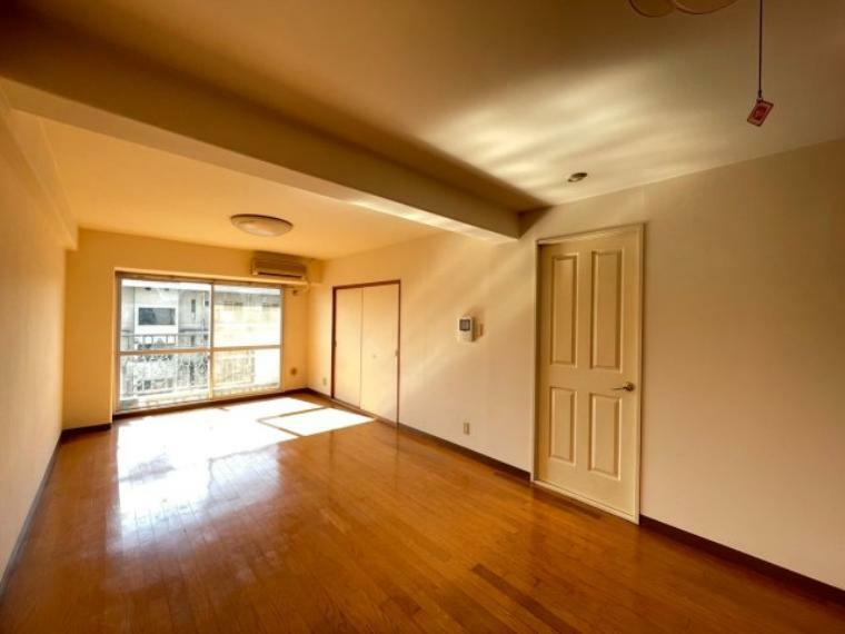 居間・リビング フローリングに、クロスとドアも白色に統一されすっきりとした印象のリビング。縦に長いリビングの為、横幅の広い寛ぎを重視したソファや、収納力たっぷりのキャビネットを壁面に置くことができます。　　