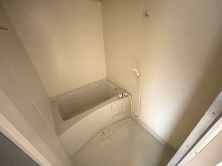 浴室 浴室には窓がありませんが換気扇がついており、こもりがちな湿気を排出しカビの発生を防いでくれます。コンパクトな空間ですが、声がよく響く為、残響が続き鼻歌を歌うのが楽しくなります！。