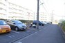 敷地内駐車場 駐車場と明記されていても、最小スペースでつくられた駐車場だと大型車は駐車できなかったり、出入りしにくくなったりする可能性があります。お車のサイズと購入したい物件の駐車場のサイズを現地で確認しましょう。