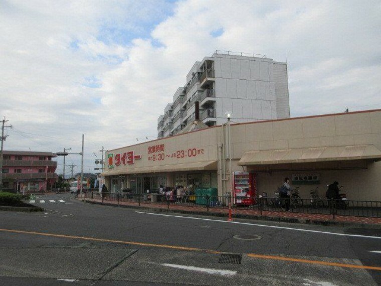 スーパー タイヨー玉里団地店【タイヨー玉里団地店】は、鹿児島市玉里団地1丁目2-1に位置する玉里団地中央交差点近くのスーパーです。取扱品目は主に「生鮮食品・日配品・一般食品・日用雑貨・衣料品・お酒」です。駐