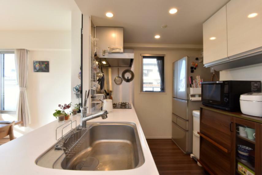 キッチン 静音シンク・浄水器一体型シャワー水栓など、便利な機能が充実しています。