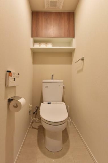 トイレ 現代の必需品となったシャワートイレも完備。上部に棚があり、トイレ周りで使う物がスッキリ片付きます。