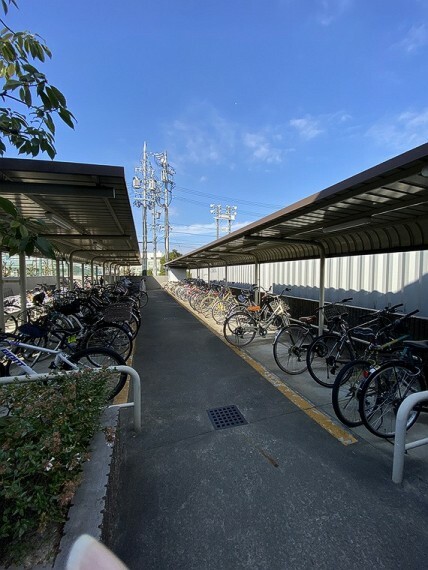 敷地内の駐輪場をご利用いただけます。屋根があり大切な自転車を雨から守れます。（空き状況はお問い合わせください。）