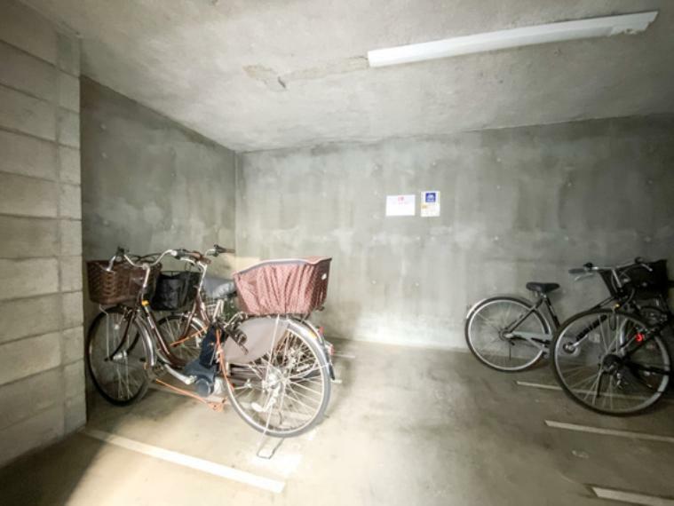 バイク置き場と駐輪場スペース。バイク置き場は年額4800円で、駐輪場は1台目は無償でご利用いただけます。ご利用の際は空き状況を確認させていただきます。現地（2024年1月13日）撮影