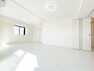 居間・リビング LDKは清潔感溢れるホワイトで統一されており、太陽の光を反射し、いつも室内を明るく保つことができます。どんな家具や小物の色でも合わせやすいのが嬉しいですよね。