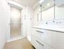洗面化粧台 水周りはシンプルにホワイトで統一。清潔感と収納が付いて実用性も兼ね備えた造りになっています。