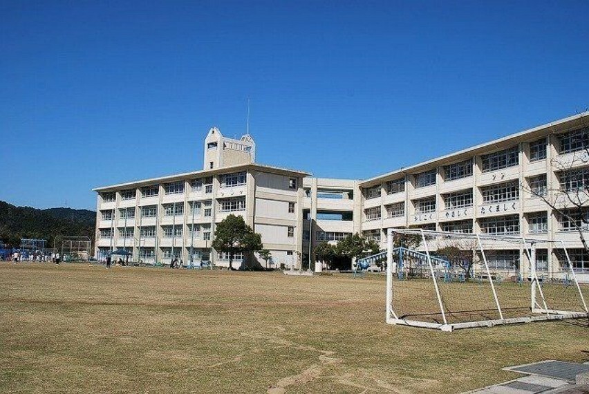 小学校 皇徳寺小学校【鹿児島市立皇徳寺小学校】は、皇徳寺台2丁目に位置する1991年創立の小学校です。令和4年度の生徒数は382人で、15クラスあります。校訓は「かしこく　やさしく　たくましく」です。