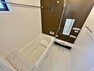 浴室 ～バスルーム～ユニットバスはもちろん1坪タイプのゆったりサイズで、採光換気用小窓も付いて、オートバスで浴室乾燥暖房機も付いておりますので、冬場でも浴室をポカポカにしてから入浴できます。
