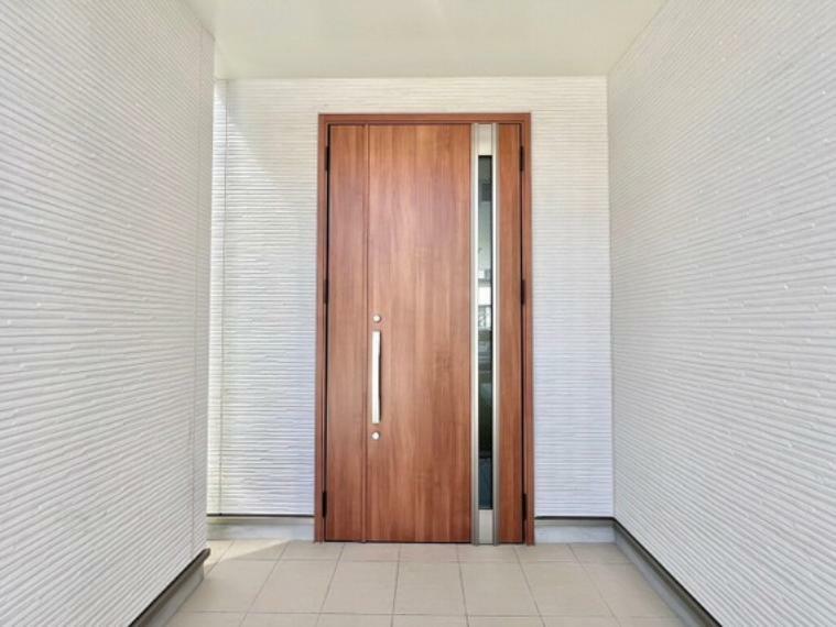 玄関 おもてなしは玄関から、家の顔となる玄関は、格調高いデザイン性が求められます。玄関扉は、高級感と防犯性に優れた玄関ドアを標準装備。