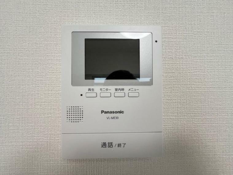 TVモニター付きインターフォン モニター付きインターホンあり。急な来客でも室内から顔が確認できると安心です。
